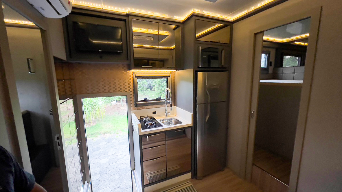 MOTORHOME VOLVO270-08.png